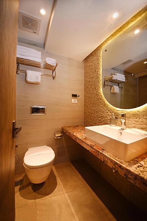 Hotel Tulip Near Delhi Airport Yeni Delhi Dış mekan fotoğraf